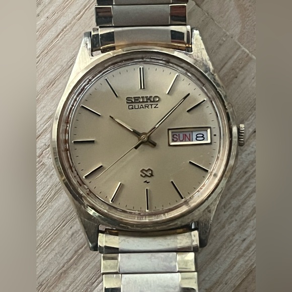 Seiko SQ Vintage Men’s Watch Gold Dial Case Hands Markers Stretch Bracelet